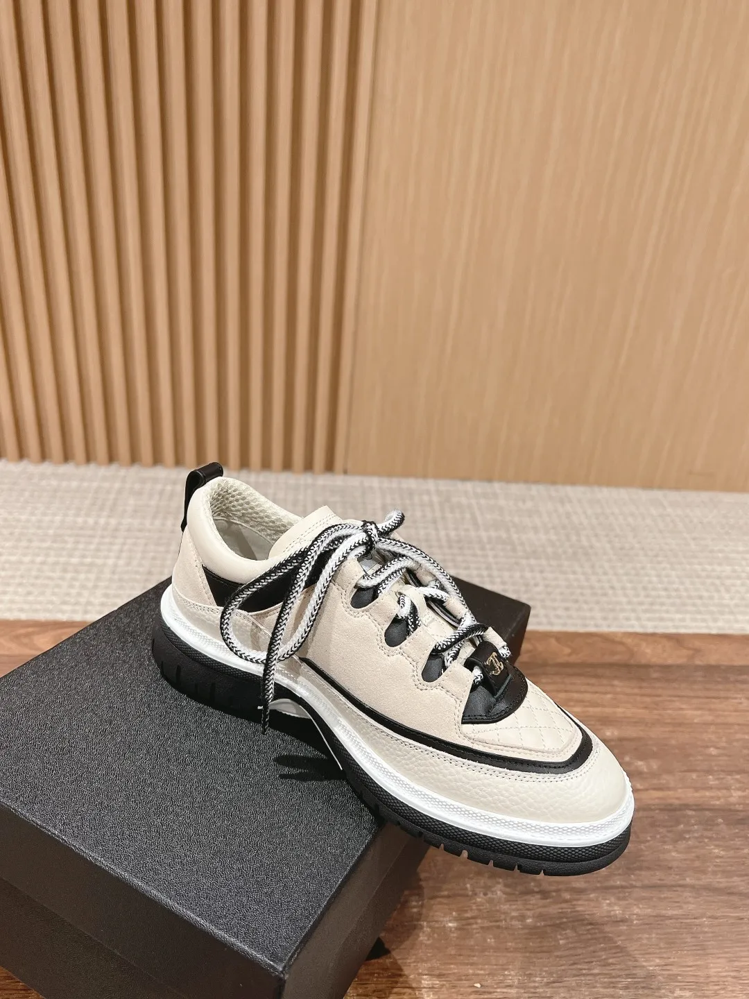 👟👟Ex-factory price 560👟👟 𝐂𝐇𝐀𝐍𝐄𝐋 Chanel’s new Milan catwalk sneakers, double C square round toe lace-up casual shoes, trendy shoes. This style is definitely Xiaoxiang’s hottest thing this season. You can’t buy this series at the counter. I wish I could weld it on my feet. It’s easy to wear and unique. It’s different from the previous style. It doesn’t have a big logo. Low-key and high-end. The light British-style square toe and the softness of the rhombus are perfectly blended together. There is a feeling that 1️⃣➕1️⃣ is greater than 3. The classic contrasting color combination is brilliant and not obtrusive. It can be paired with short skirts, shorts, denim, and trendy clothes. The sense of fashion is instantly improved by several levels. Upper: cowhide stitched with suede. Inner: breathable mesh. Sole: Original molded 𝐓𝐏𝐔 outsole Heel height: 4𝐂𝐌 Size: 35-40